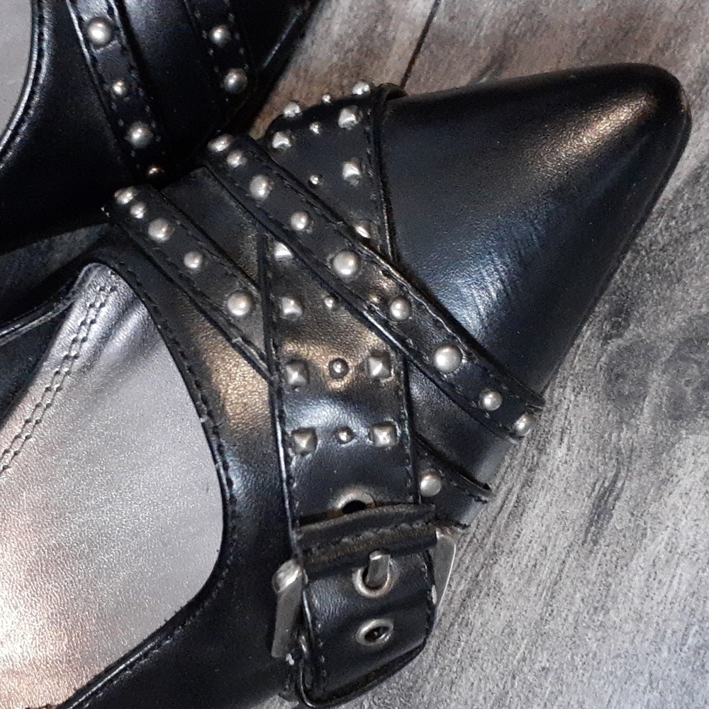 Le Chateau 1" Heels - Picture 2 of 4